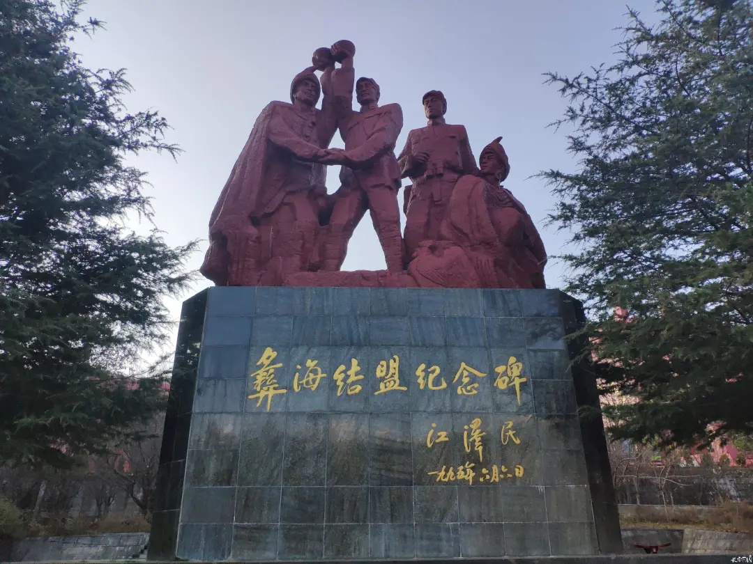 彝海结盟纪念碑,位于四川省凉山彝族自治州西昌市,是西昌城标志性雕塑